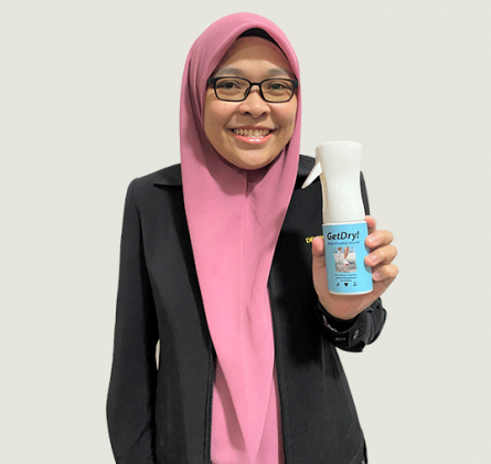ChM. Dr. Wan Norfazilah invents environmentally friendly waterproof spray for fabrics